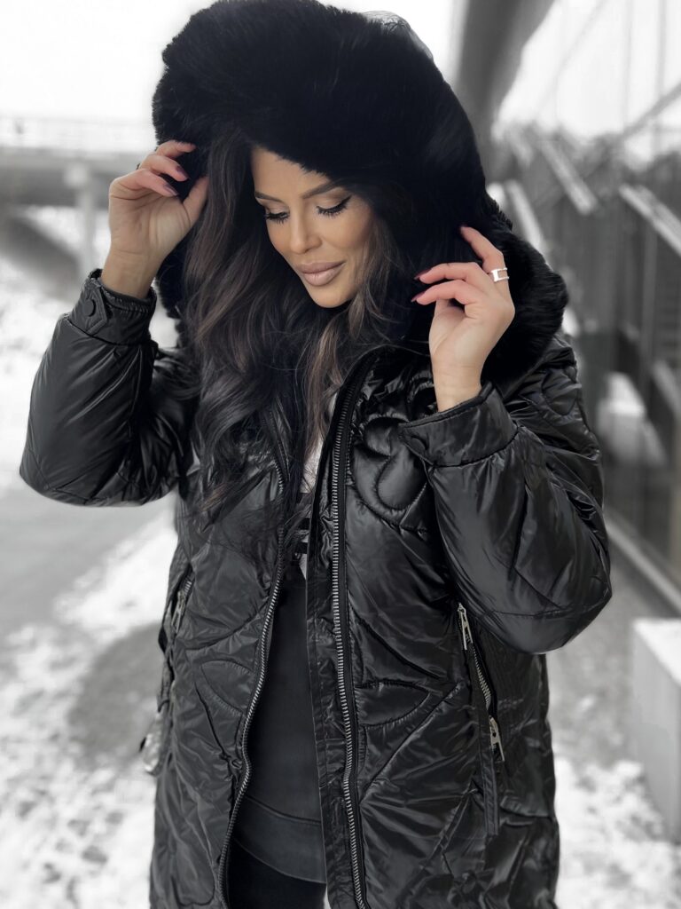 kobieta w czarnej kurtce zimowej